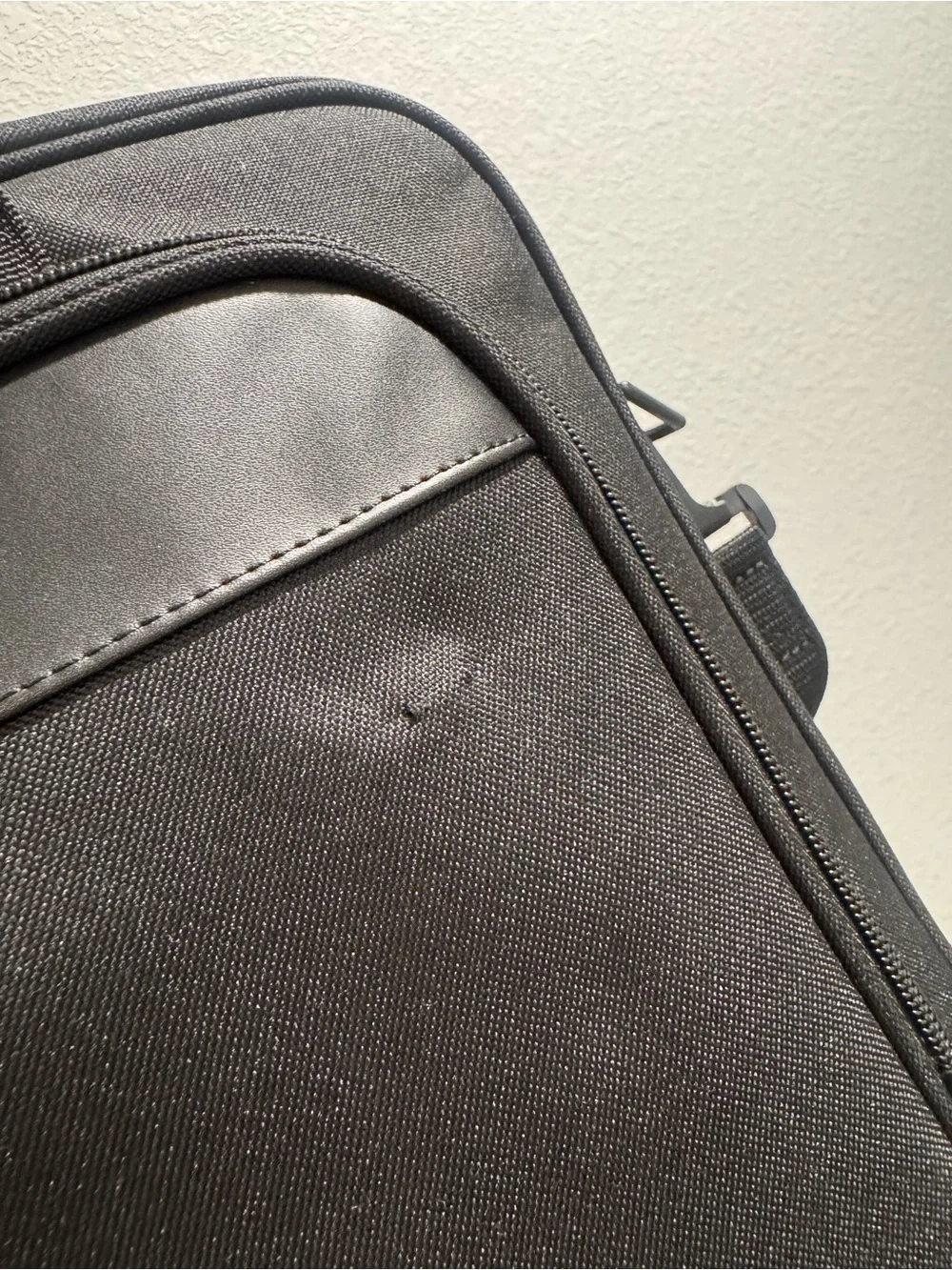 Targus Black Men's Laptop Messenger Bag with Shoulder Strap